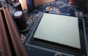 背膠和玻纖增強對散熱矽膠墊片的導熱性能有什么影響？